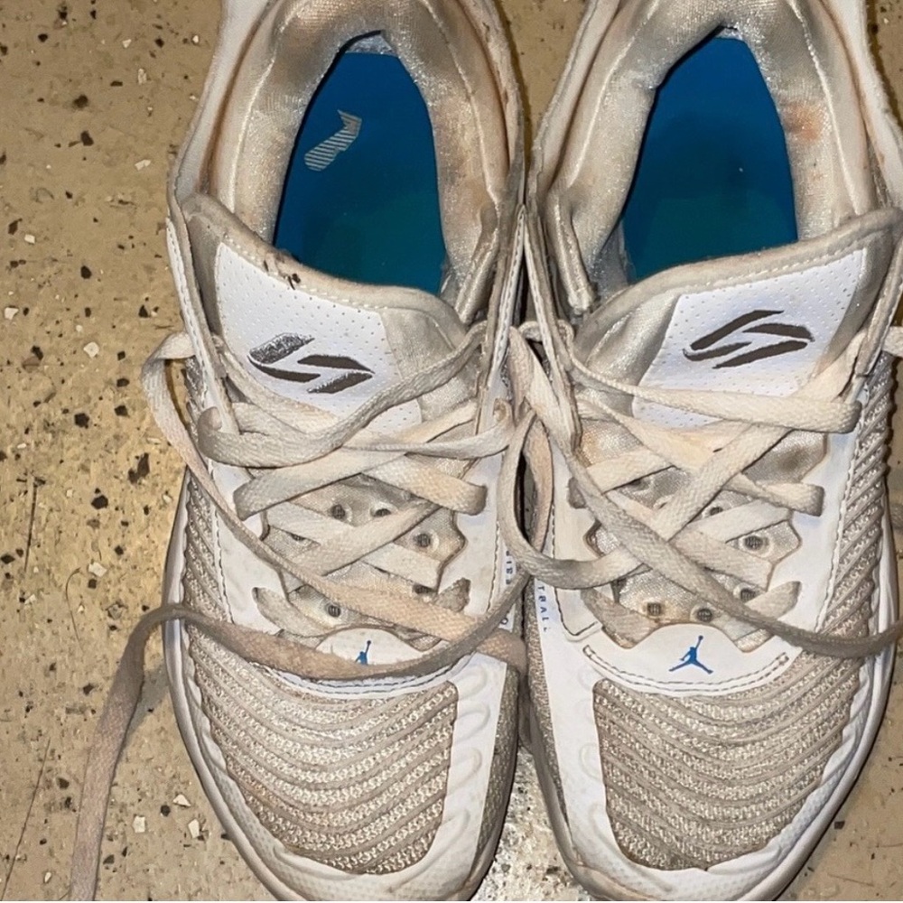 Nike Men's White and Blue Athletic Sneakers
